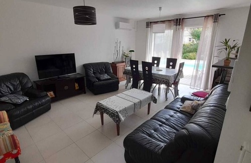 Listrac-Medoc House | 4-star villa, sleeps 6 with heated pool