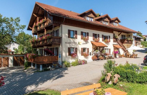 Barnzell Apartment | 4-Sterne Ferienwohnung (70qm) mit Sitzgarnitur im Freien