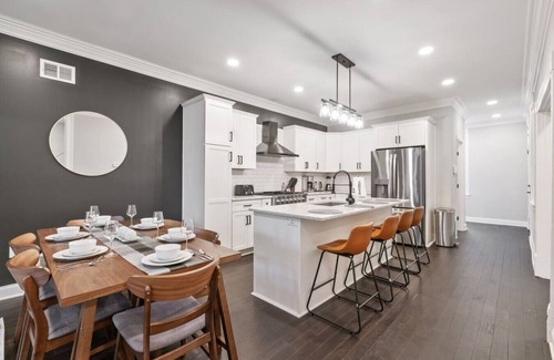 Shadyside Apartment | 4 Story Home|Triple King|Backyard|UPMC Shadyside