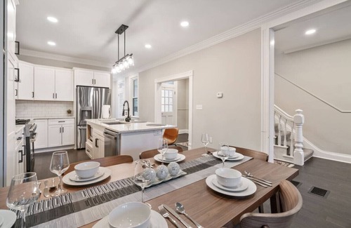 Shadyside Apartment | 4 Story Home|Triple King|Backyard|UPMC Shadyside