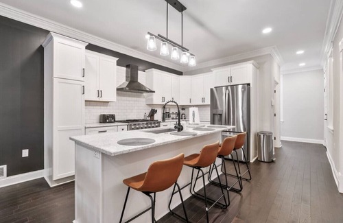 Shadyside Apartment | 4 Story Home|Triple King|Backyard|UPMC Shadyside