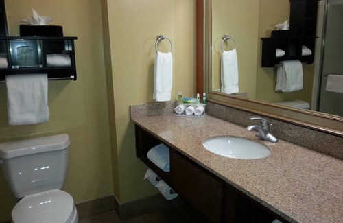 Madison Hotel | 4 Stylish Units for Business Travel, Breakfast, Park