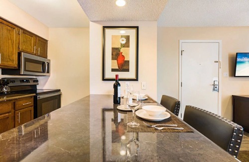Biggs Field Hotel | 4 Stylish Units – Kitchen, Free Breakfast & Outdoor Pool