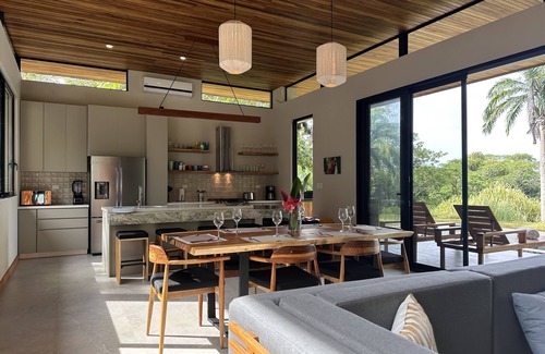 Dominicalito House | 4 Suites. Ocean views. Near beaches. Dominicalito