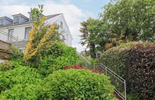 Dartmouth Apartment | 4 The Manor House Hillfield Village