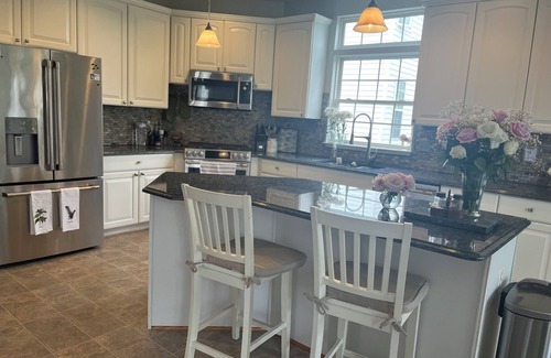 Lakeview House | 4-themed bedroom home in charming Haymarket with sauna & cinema theater room
