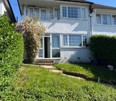 Streatham House | 4 to 5 Bedroom beautiful holiday home London sleeps 9-central Links
