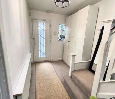 Streatham House | 4 to 5 Bedroom beautiful holiday home London sleeps 9-central Links