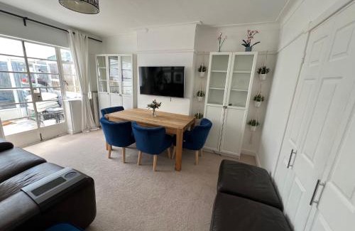 Streatham House | 4 to 5 Bedroom beautiful holiday home London sleeps 9-central Links