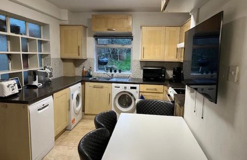 Streatham House | 4 to 5 Bedroom beautiful holiday home London sleeps 9-central Links