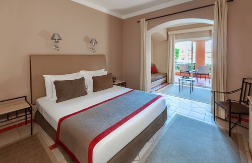 Makadi Bay Resort | 4 Tranquil Rooms with Balcony and Pool & Direct Access to Private Sandy Beach