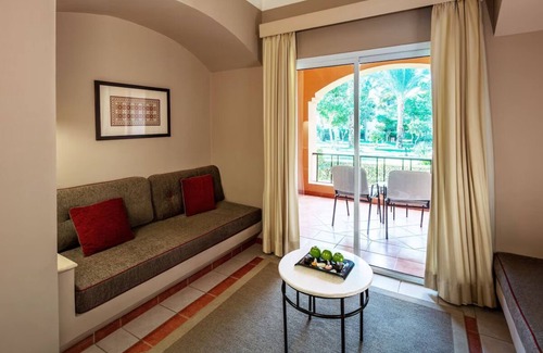 Makadi Bay Resort | 4 Tranquil Rooms with Balcony and Pool & Direct Access to Private Sandy Beach