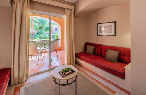 Makadi Bay Resort | 4 Tranquil Rooms with Balcony and Pool & Direct Access to Private Sandy Beach