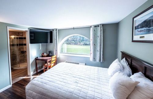 Shawnee On Delaware Hotel | 4 Units | Relaxing Mountain Retreat | Enjoy Scenic Views from a Charming Haven