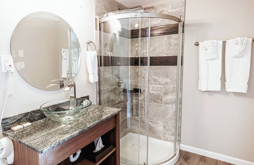 Shawnee On Delaware Hotel | 4 Units | Relaxing Mountain Retreat | Enjoy Scenic Views from a Charming Haven