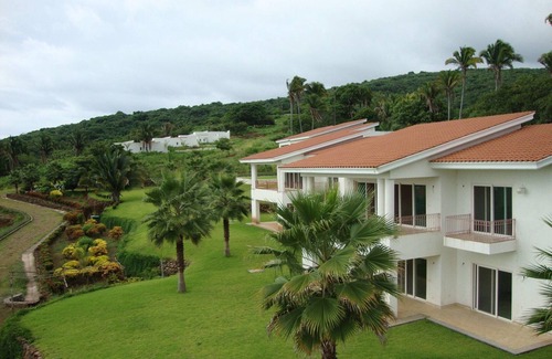 Santa Cruz House | #4 Villa Shared Pool & Spa, 3 Bedrooms/2 Bath, Private Beach Ramada