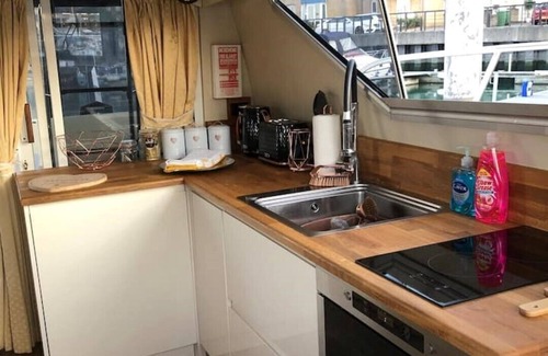Southampton Boat Rental | 40 foot luxury yacht on 5* Ocean Village Marina