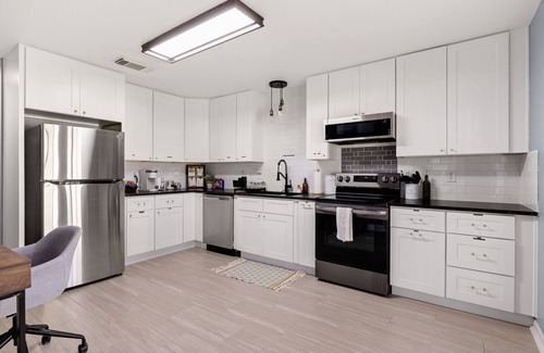 West San Antonio House | 40% Monthly Discount Beautiful Blue Haus w/Private Patio, Office Desk