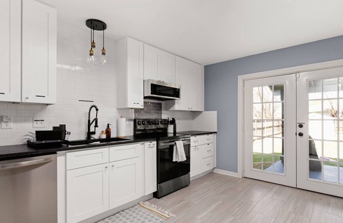 West San Antonio House | 40% Monthly Discount Beautiful Blue Haus w/Private Patio, Office Desk