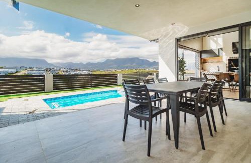 George Villa | 40 Ridge Drive, Kingswood Golf Estate