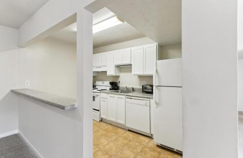 Cumberland Apartment | 400 Winchester 2 Bed 2 Bath Newly Furnished