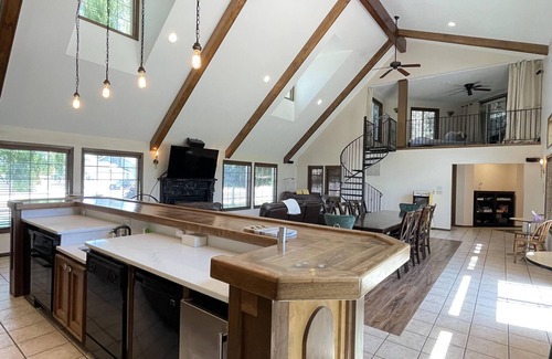 Tri-Cities House | 4000 sq ft Retreat, Sleeps 16, Large Great Room, Hot tub & Pool, Two masters