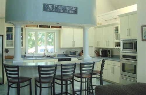 Frontier House | 4000 SQ FT, SANDY BEACH, CANOES, KAYAKS, PONTOON AND JETSKI AVAIL, A+ REVIEWS