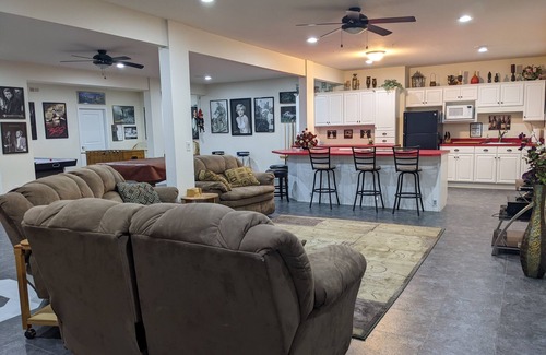Frontier House | 4000 SQ FT, SANDY BEACH, CANOES, KAYAKS, PONTOON AND JETSKI AVAIL, A+ REVIEWS