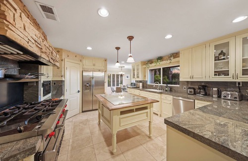 Cowan Heights House | 4000SF + 18min Disney! Stunning Pool w/Basketball/Pool Table/Huge Private Yard