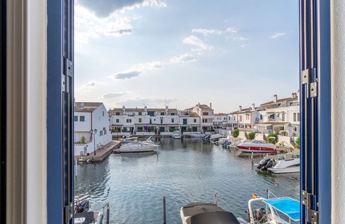 Empuriabrava Ski Chalet | 405-Beautiful house on the canal with private mooring for rent with parking and wifi in Empuriabrava
