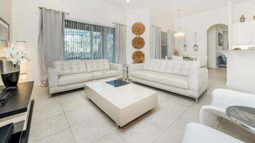 Loughman House | 4079 Oak Tree