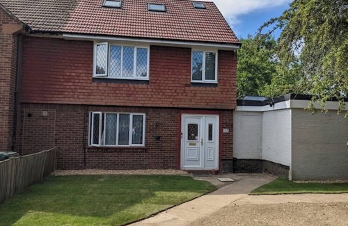 Ashford House | 40m2 Bedroom + Ensuite 15-min From LHR + 10 min From Thorpe Park