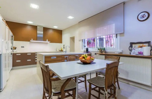 Sant Fost de Campsentelles House | 40m2 suite with two beds and private bathroom.