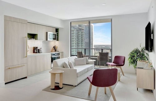 Downtown Miami Apartment | 40th floor lux condo with pool, gym & spa access!