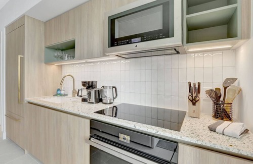 Downtown Miami Apartment | 40th floor lux condo with pool, gym & spa access!