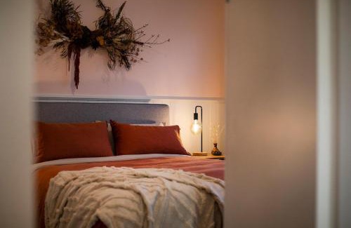 Somerset House | 41 Found - Lux Vintage Home with Outdoor Bath