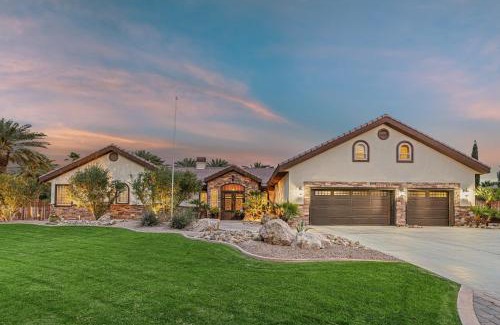 Bermuda Dunes Villa | 41 Palms Estate by AvantStay Indoor Pickleball Pool Hot Tub Outdoor Kitchen