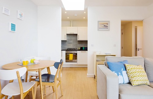 Newquay Apartment | 41 Tre Lowen - Close to Fistral Beach and town centre, Balcony and allocated parking