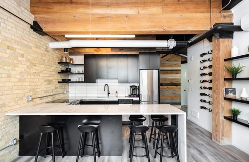 Exchange District Condo | (411)Converted Loft | Hi-End | 2 Bdr | Exchange District l Market Ave (139)