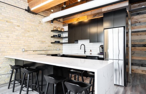 Exchange District Condo | (411)Converted Loft | Hi-End | 2 Bdr | Exchange District l Market Ave (139)