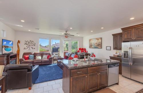 Washington House | 4194 Coral Ridge Resort Dog Friendly, BBQ grill, Private Hot Tub, Community Pool