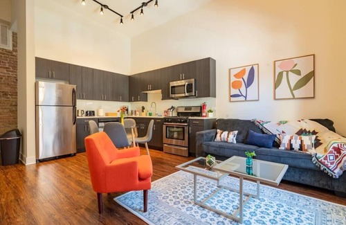 Near South Side Apartment | 420 friendly 3BR/2BA heaven with optional parking
