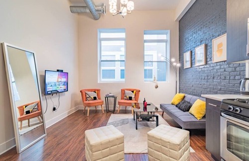 Near South Side Apartment | 420 friendly Modern 2BR with optional parking for up to 6 guests
