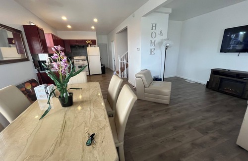 Detroit House | 420 friendly Spacious 3-bedroom house in cool Detroit with WiFi and AC