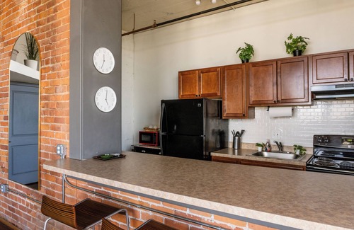 Detroit Apartment | 420 Loft Canada Bridge View - FREE PARKING - FREE WIFI