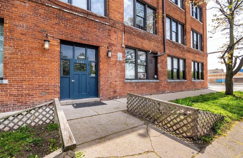 Detroit Apartment | 420 Loft Canada Bridge View - FREE PARKING - FREE WIFI