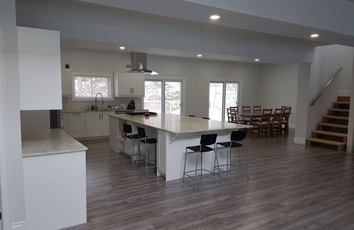 Tiny House | 4200 sq ft 5 bedroom house, golf sim, beaches, skiing and trails seconds away!