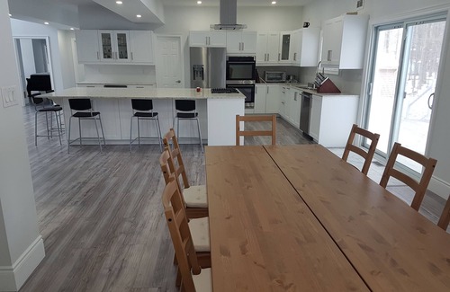 Tiny House | 4200 sq ft 5 bedroom house, golf sim, beaches, skiing and trails seconds away!