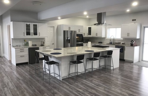 Tiny House | 4200 sq ft 5 bedroom house, golf sim, beaches, skiing and trails seconds away!