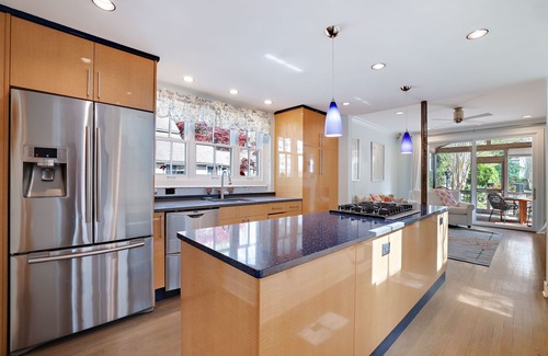 Eastport House | 421 Irie: Simply Charming 2 Story COTTAGE! Private Pool! 1 Off Street Parking!